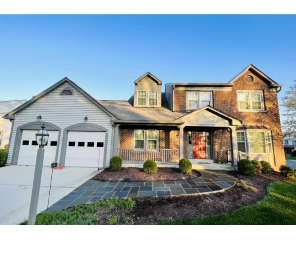 Harmonious Blend: Brick & Siding Design